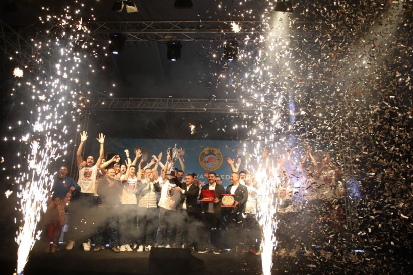 Alanya Şampiyonları EFE'leri bağrına bastı