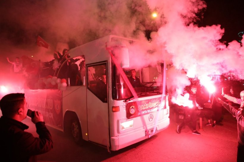 Alanya Şampiyonları EFE'leri bağrına bastı