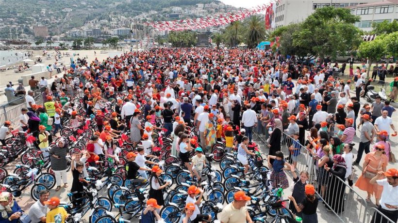 Alanya Belediyesi 3 bin bisikleti karne hediyesi olarak dağıttı