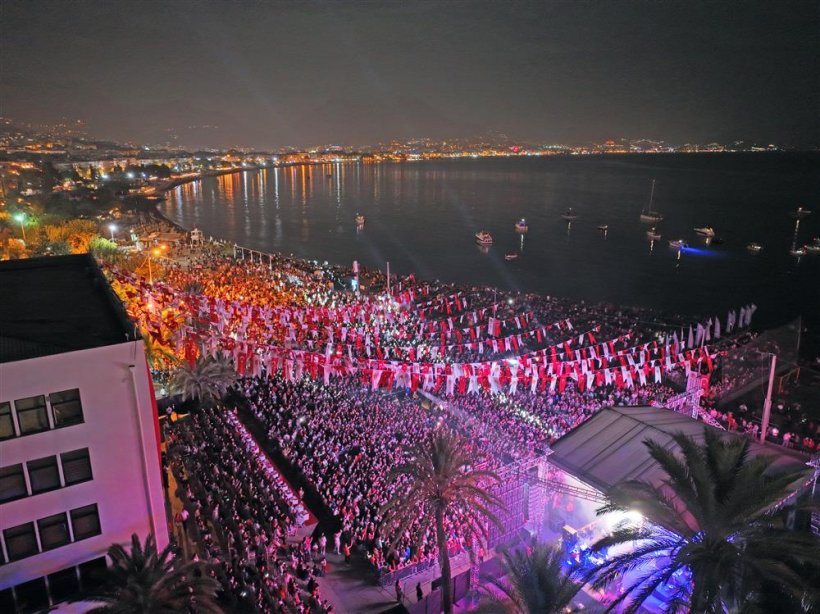 Alanya'da yer gök kırmız beyaz: Ant içtik gösterdiğin hedefte yürüyeceğiz