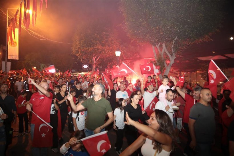 Alanya'da yer gök kırmız beyaz: Ant içtik gösterdiğin hedefte yürüyeceğiz