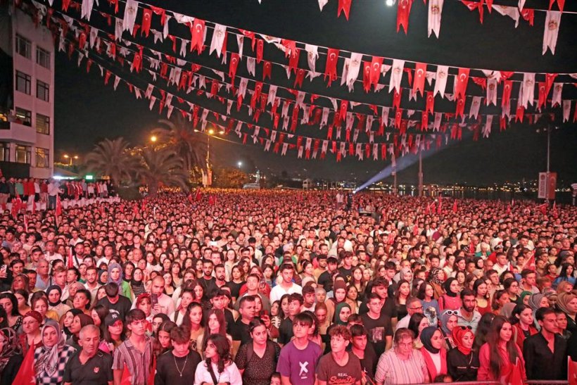 Alanya'da yer gök kırmız beyaz: Ant içtik gösterdiğin hedefte yürüyeceğiz