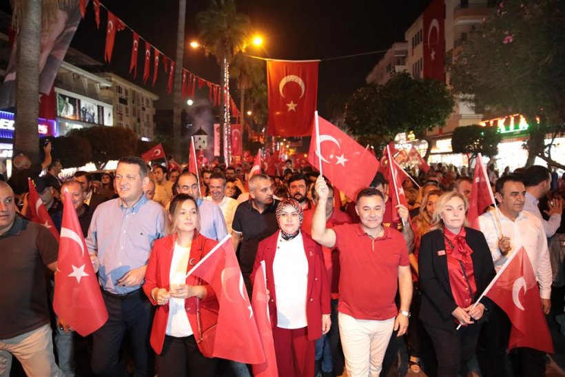 Alanya'da yer gök kırmız beyaz: Ant içtik gösterdiğin hedefte yürüyeceğiz