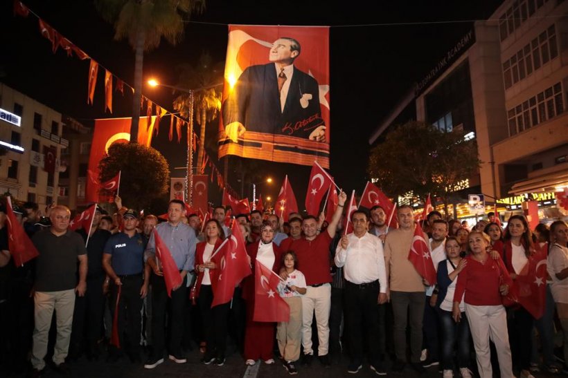 Alanya'da yer gök kırmız beyaz: Ant içtik gösterdiğin hedefte yürüyeceğiz