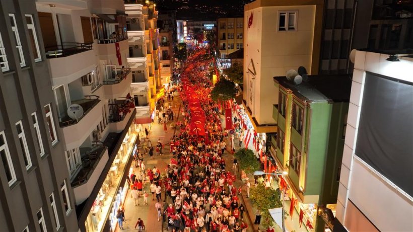 Alanya'da yer gök kırmız beyaz: Ant içtik gösterdiğin hedefte yürüyeceğiz