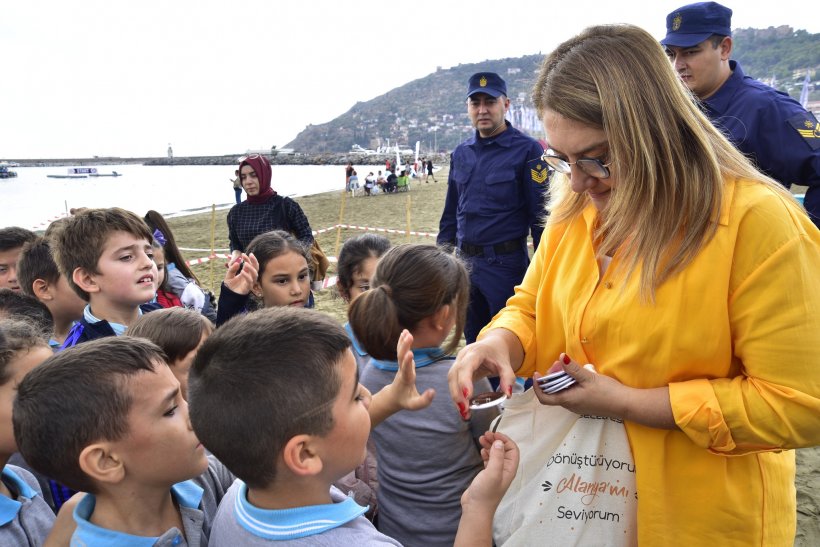 Minik eller, koca yürekli gençlerden temiz deniz farkındalığı