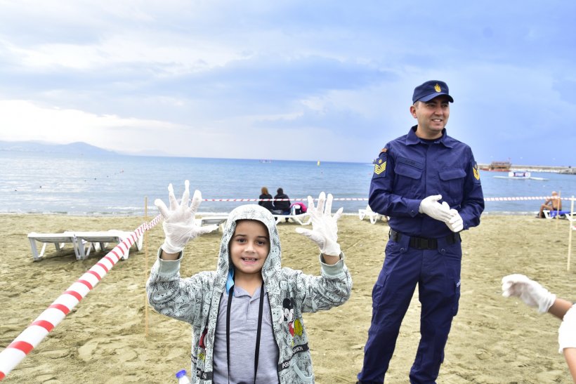 Minik eller, koca yürekli gençlerden temiz deniz farkındalığı