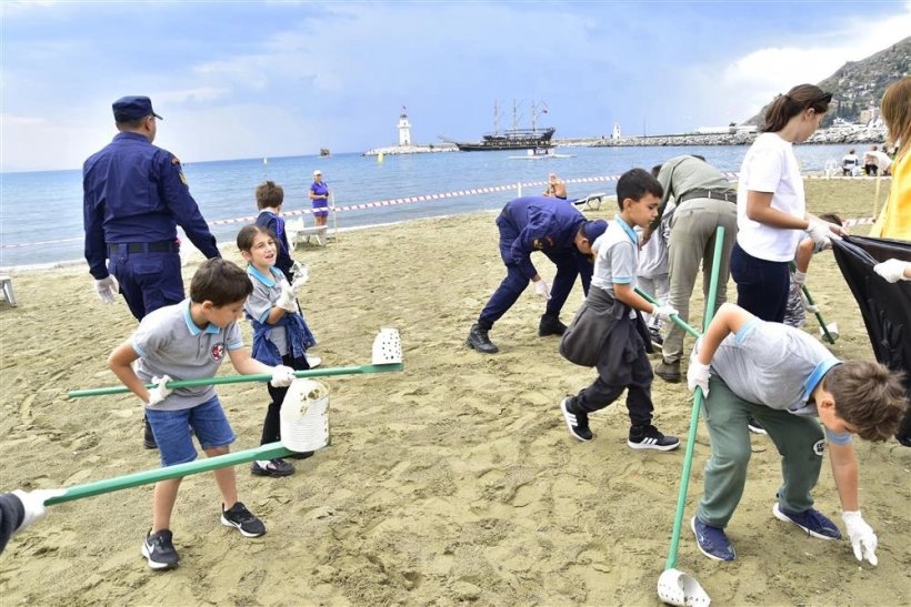 Minik eller, koca yürekli gençlerden temiz deniz farkındalığı