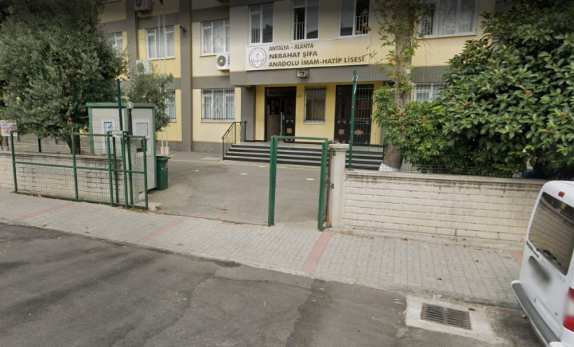 Alanya'da İmam Hatip Lisesi bahçesinden Atatürk büstü kaldırıldı