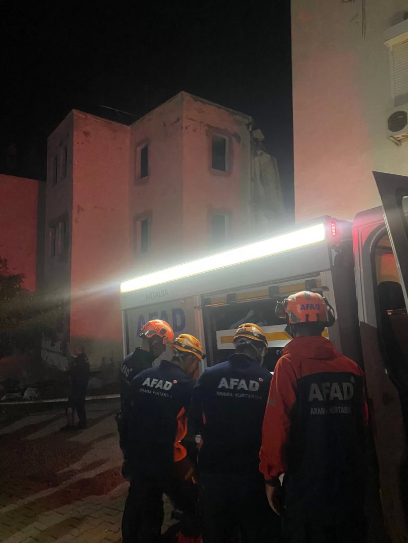 Son dakika: Alanya'da 4 katlı bina çöktü