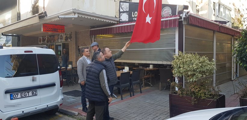 Bayrak kesme olayında anne konuştu: Asla art niyet yok, Bayrağımıza saygılıyız