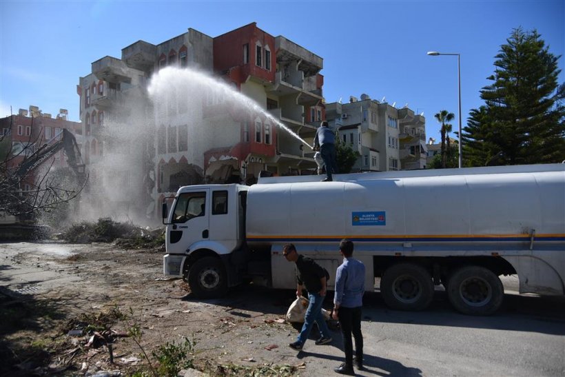 Tepkilerin odağındaki metruk bina yıkıldı