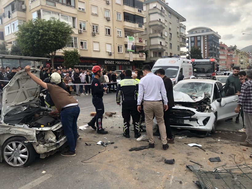 Alanya Çevre yolunda kaza: İki genç hayatını kaybetti, 4 kişi yaralandı