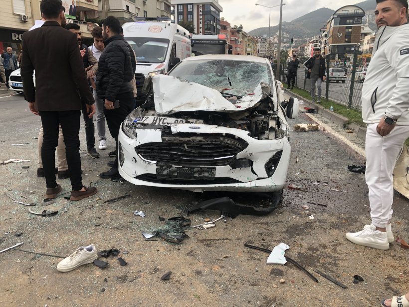 Alanya Çevre yolunda kaza: İki genç hayatını kaybetti, 4 kişi yaralandı