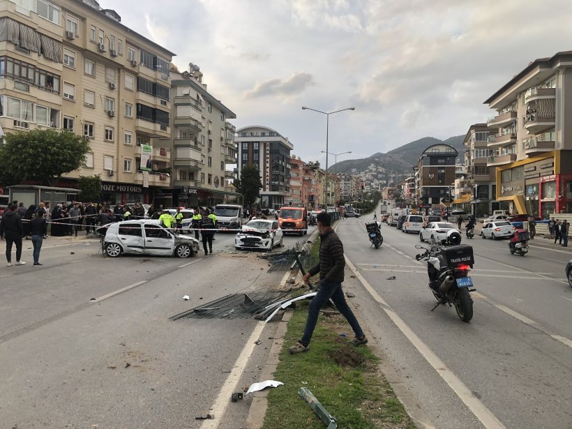 Alanya Çevre yolunda kaza: İki genç hayatını kaybetti, 4 kişi yaralandı