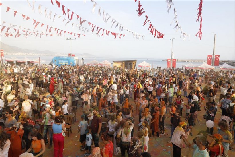 Alanya bugün çocuk oldu, Baharın tüm renkleriyle coştu