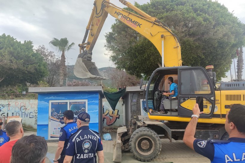 Alanya'da Kaçak yapılan yıkımı devam ediyor