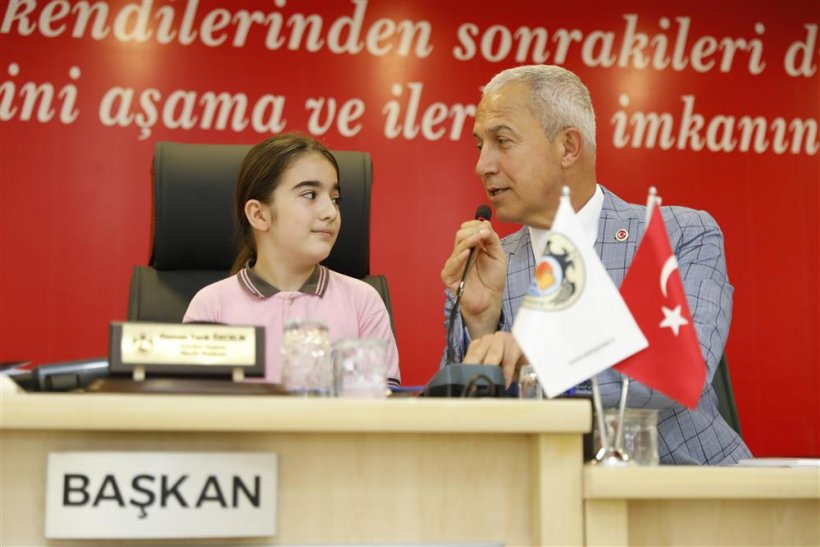 Başkan Özçelik: 12 köpek, 3 kedim var. Allah'tan başkan kimse onların canını alamaz
