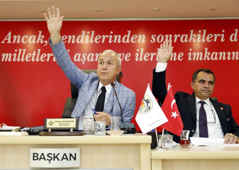 Başkan Özçelik: 12 köpek, 3 kedim var. Allah'tan başkan kimse onların canını alamaz
