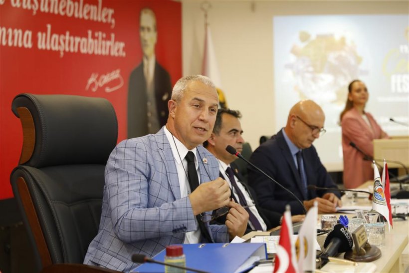 Başkan Özçelik: 12 köpek, 3 kedim var. Allah'tan başkan kimse onların canını alamaz