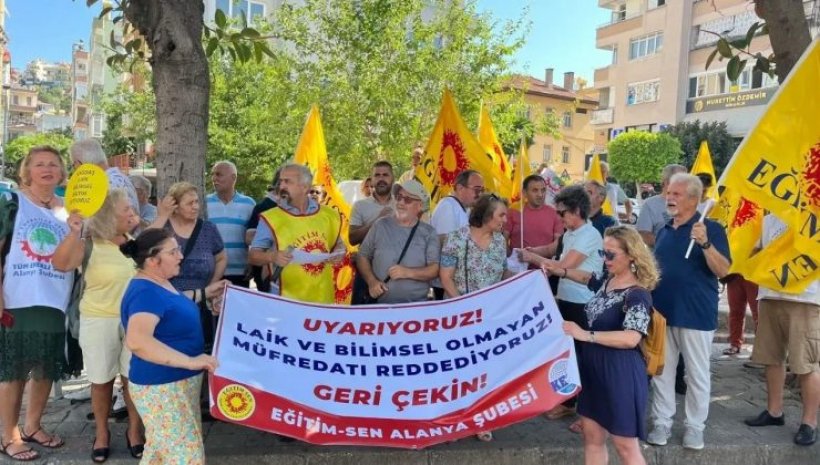 Alanya'da Türkiye Yüzyılı Maarif Modeli'ne tepki eylemi