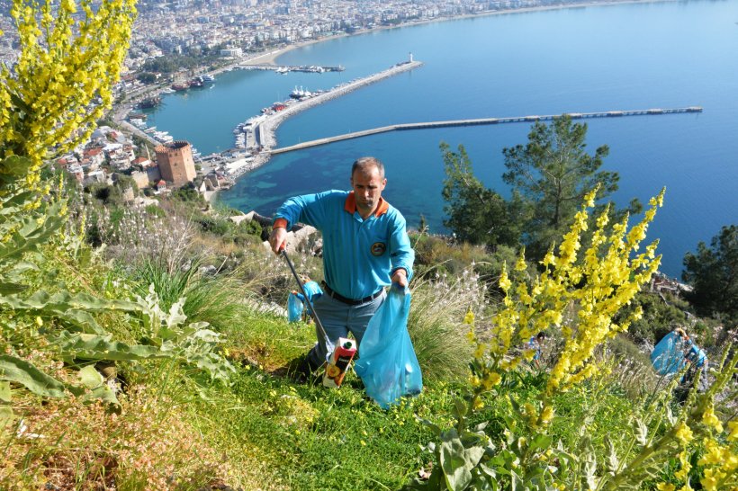 Alanya Belediyesi şehir genelinde bayram temizliği yaptı