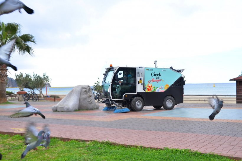 Alanya Belediyesi şehir genelinde bayram temizliği yaptı