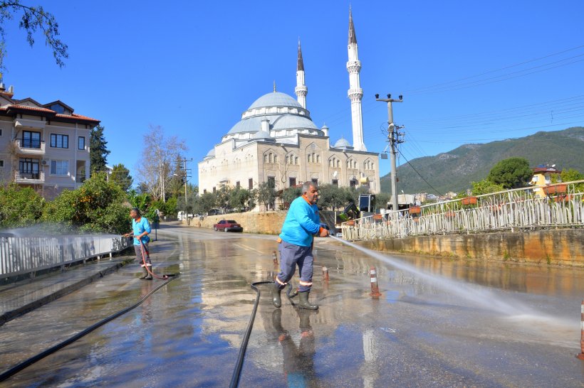 Alanya Belediyesi şehir genelinde bayram temizliği yaptı