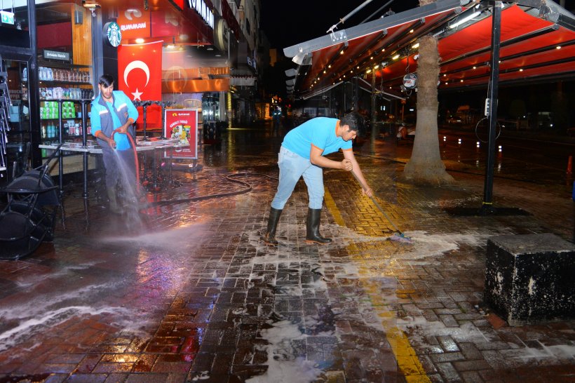 Alanya Belediyesi şehir genelinde bayram temizliği yaptı