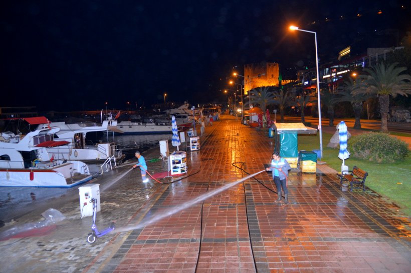 Alanya Belediyesi şehir genelinde bayram temizliği yaptı