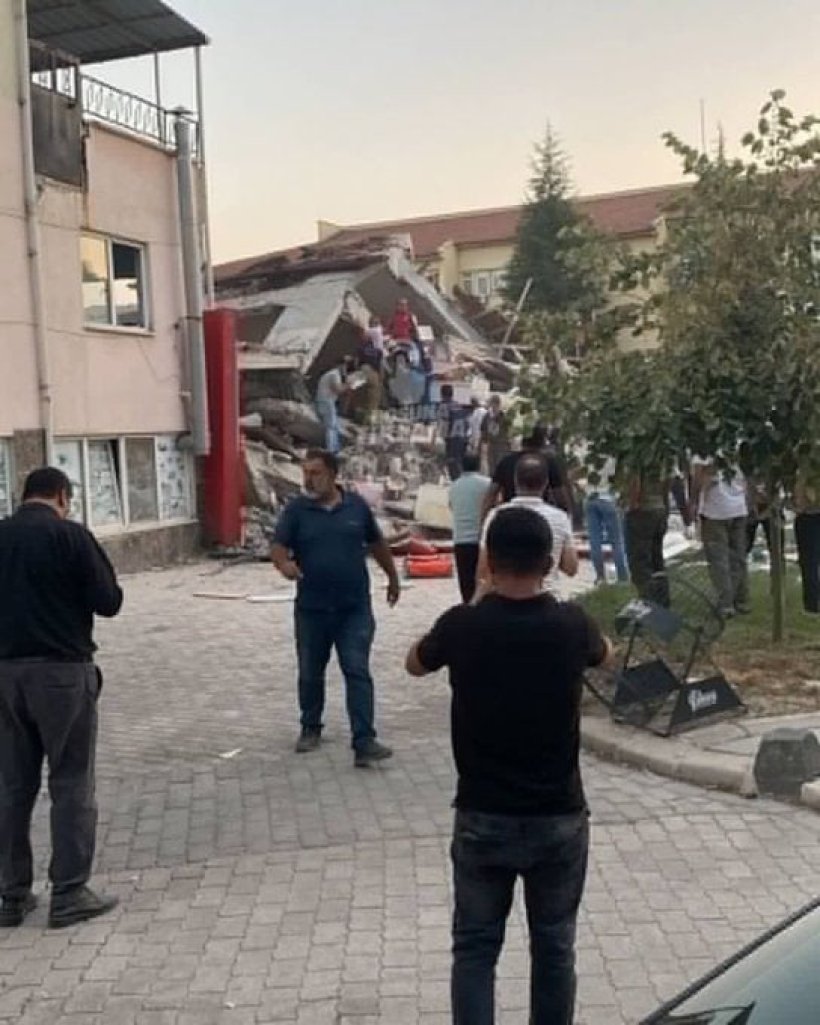 Balıkesir'den ilk görüntüler geldi! Yıkılan binaların olduğu bildiriliyor
