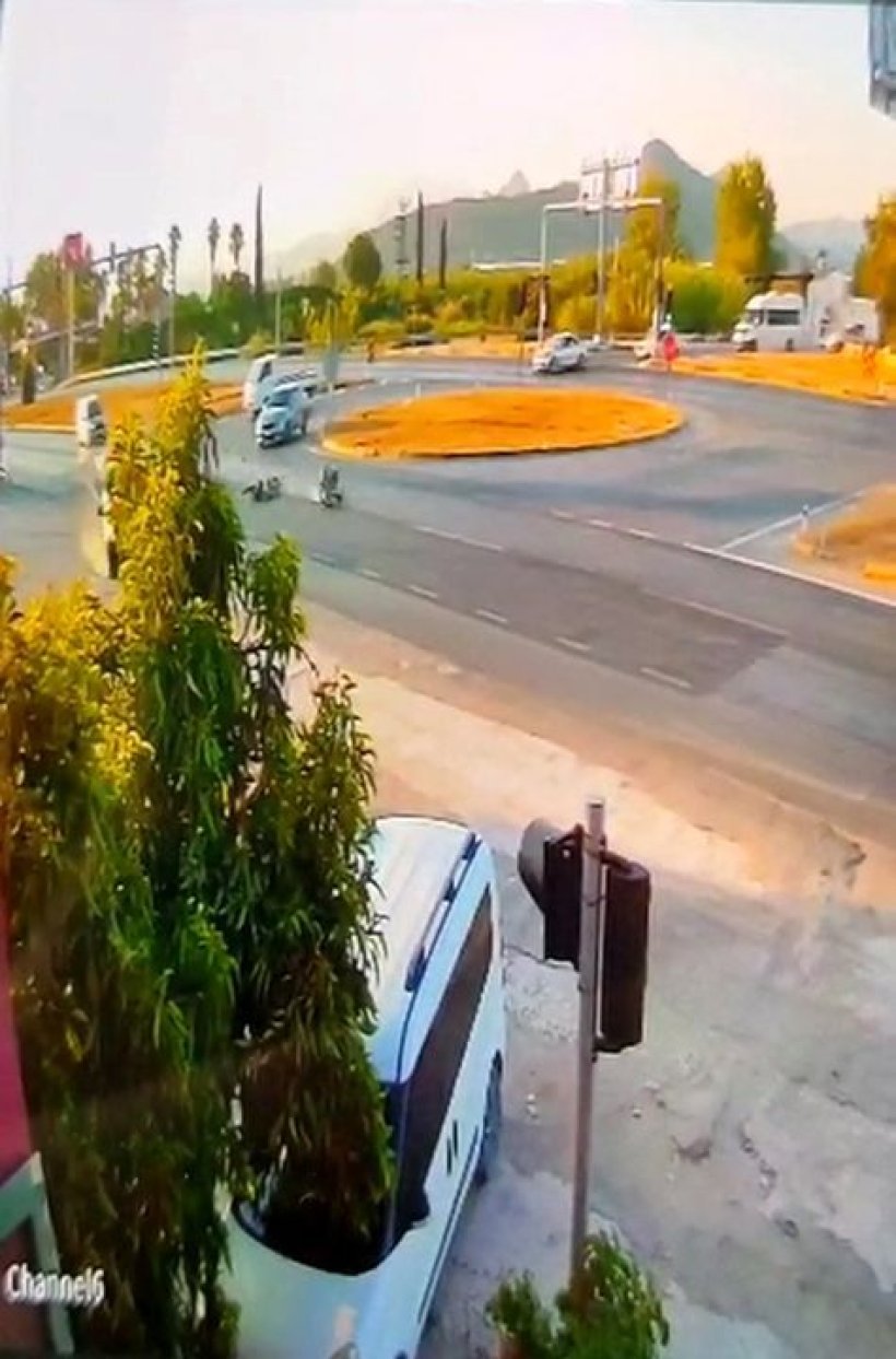 Alanya'ya gelmekte olan VİP araç Manavgat'ta motosiklete çarptı