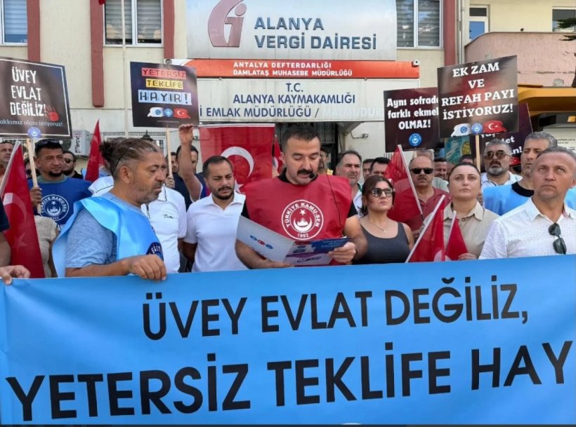 Kamu çalışanları Alanya'da eylem yaptı: Masabaşı rakam değil, alın terimizin karlışılığı gerekiyor