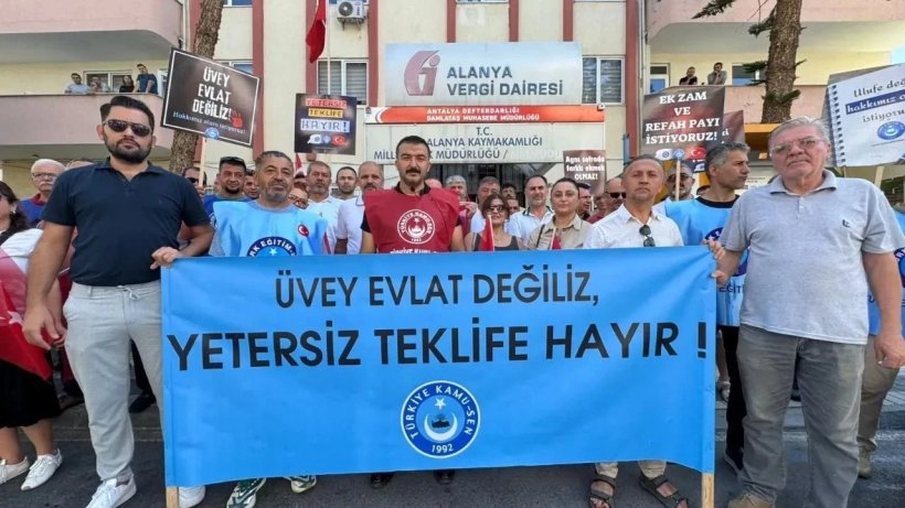 Kamu çalışanları Alanya'da eylem yaptı: Masabaşı rakam değil, alın terimizin karlışılığı gerekiyor