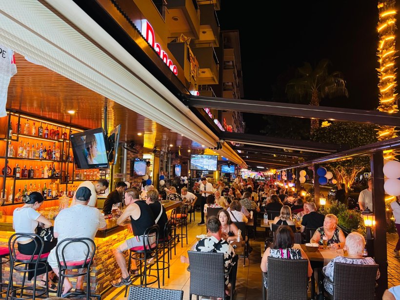Finlandiyalı ünlü sanatçı Bablo, Alanya’da sevenleriyle buluştu