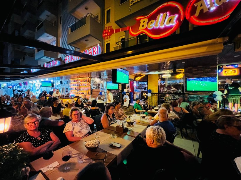 Finlandiyalı ünlü sanatçı Bablo, Alanya’da sevenleriyle buluştu