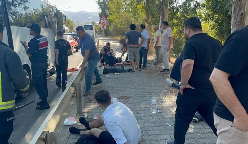Konaklı'da iki minibüs çarpıştı: İlk bilgilere göre 15 kişi yaralandı