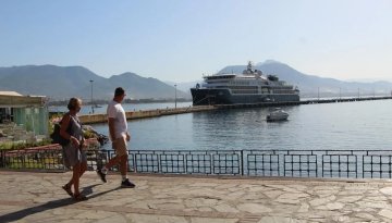 Lüks kruvaziyer Alanya’ya demir attı: Turistler keşfe çıktı