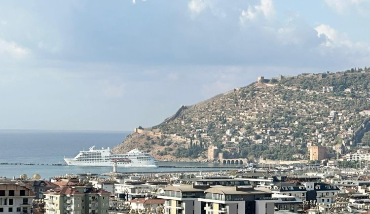'Seven Seas Navigator' Alanya Limanı'na demirledi