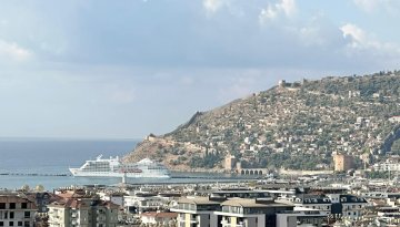 'Seven Seas Navigator' Alanya Limanı'na demirledi