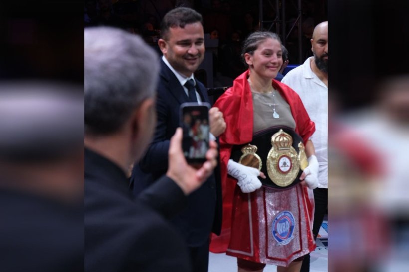 ALKÜ'lü Boksör Seren dünya şampiyonunu yenip şampiyon oldu