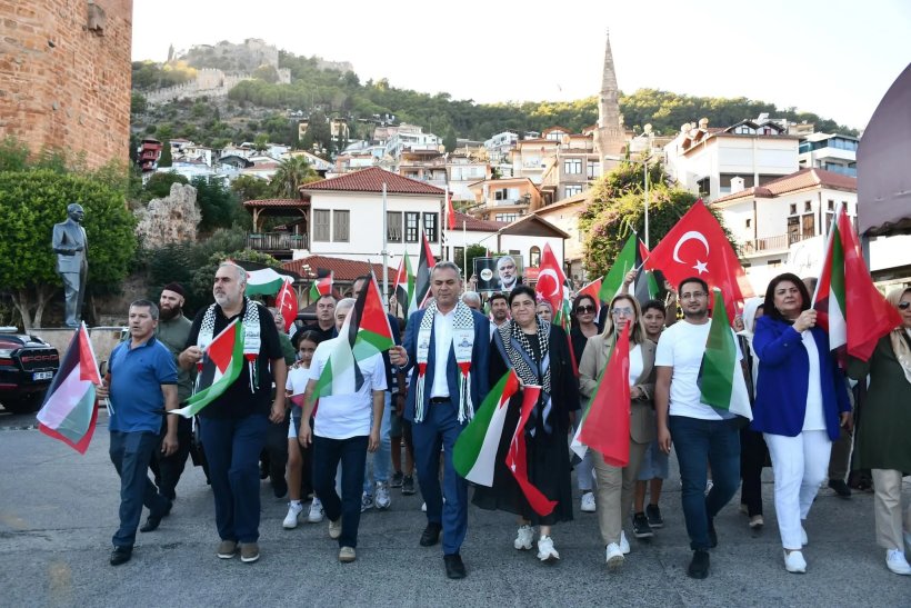 Ak Parti Alanya'da 'Gazze Kararlılık Yürüyüşü' gerçekleştirdi