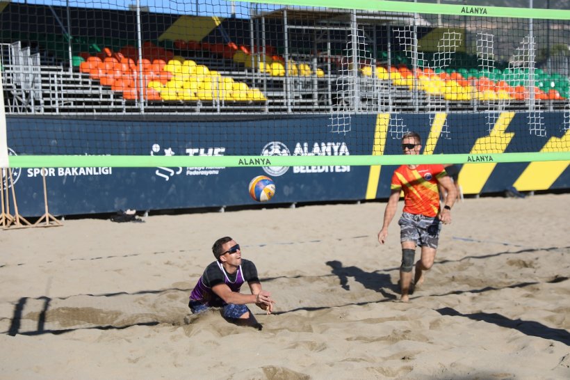 Plaj Voleybolu Halk Günleri Turnuvası'na 50 takım katıldı