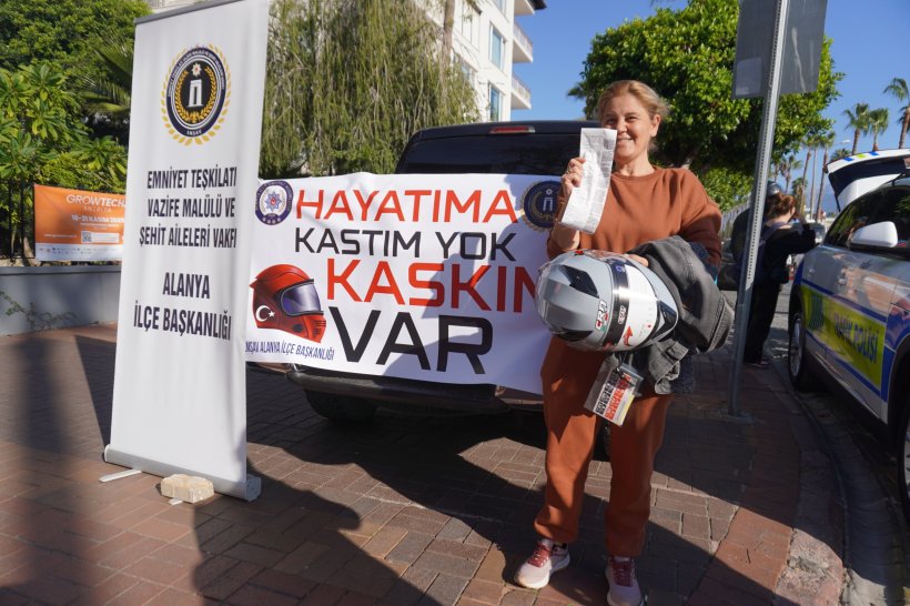 EMŞAV Alanya ve Emniyet Güçleri ücretsiz kask dağıttı