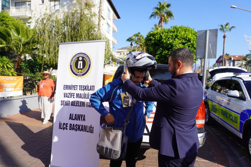 EMŞAV Alanya ve Emniyet Güçleri ücretsiz kask dağıttı