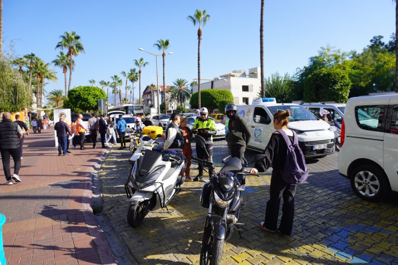 EMŞAV Alanya ve Emniyet Güçleri ücretsiz kask dağıttı