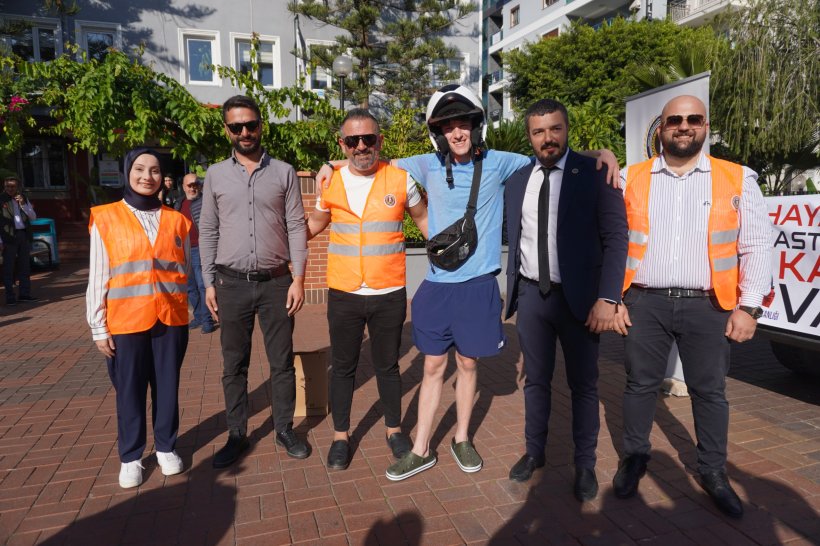 EMŞAV Alanya ve Emniyet Güçleri ücretsiz kask dağıttı