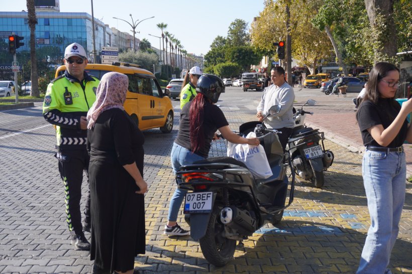 EMŞAV Alanya ve Emniyet Güçleri ücretsiz kask dağıttı