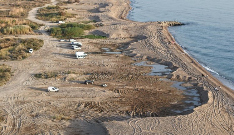 Çalınan plaj kamyonlarla geri getirildi