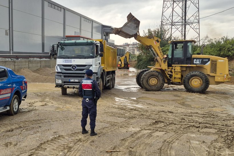 Çalınan plaj kamyonlarla geri getirildi